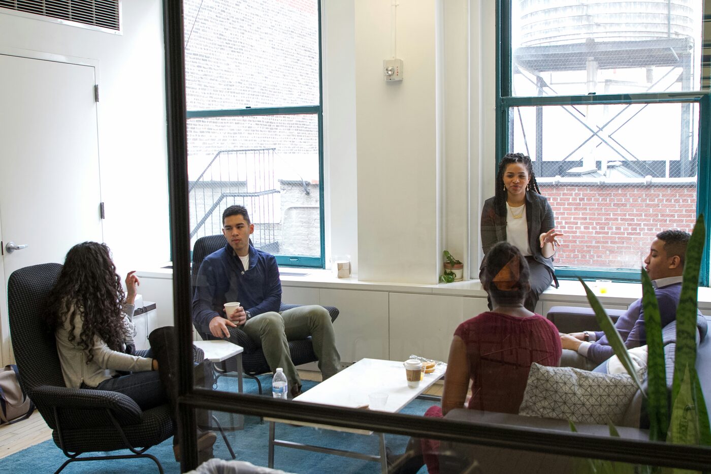 Asesor con cliente en oficina